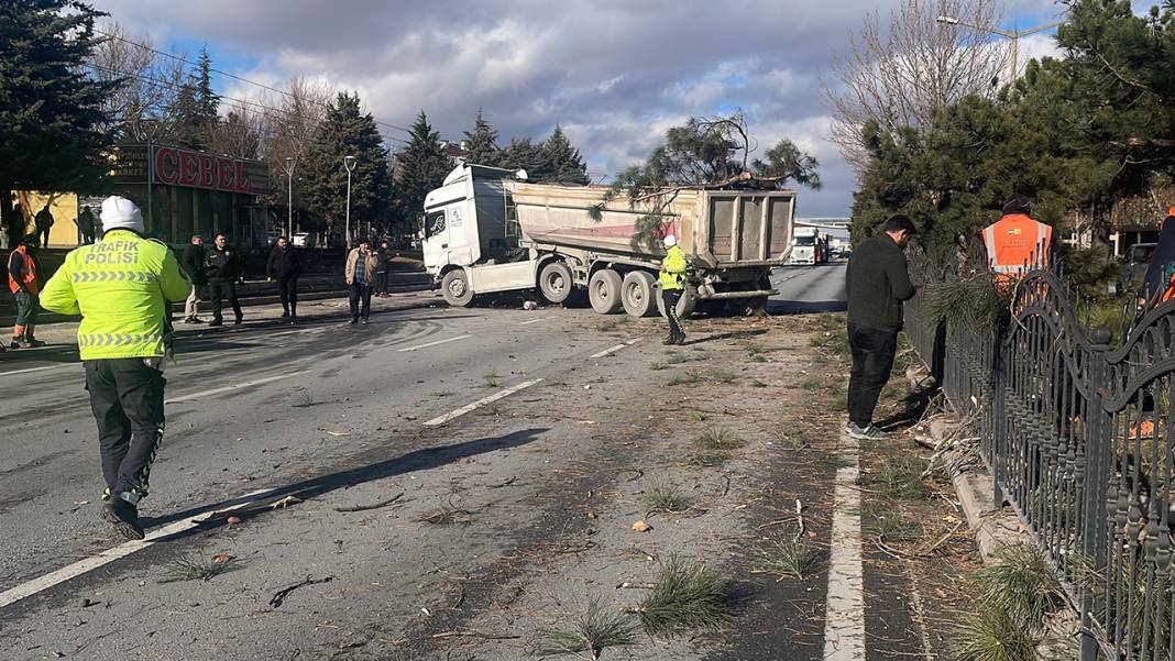 Konya'da feci kaza! TIR ağaçları ezdi,  karşı şeritte durabildi! Sürücü ağır yaralı 3